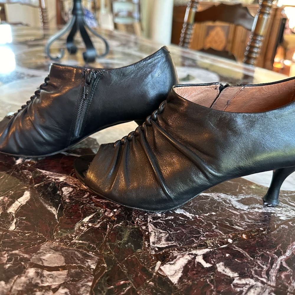 Black leather Cross Como heels size 6